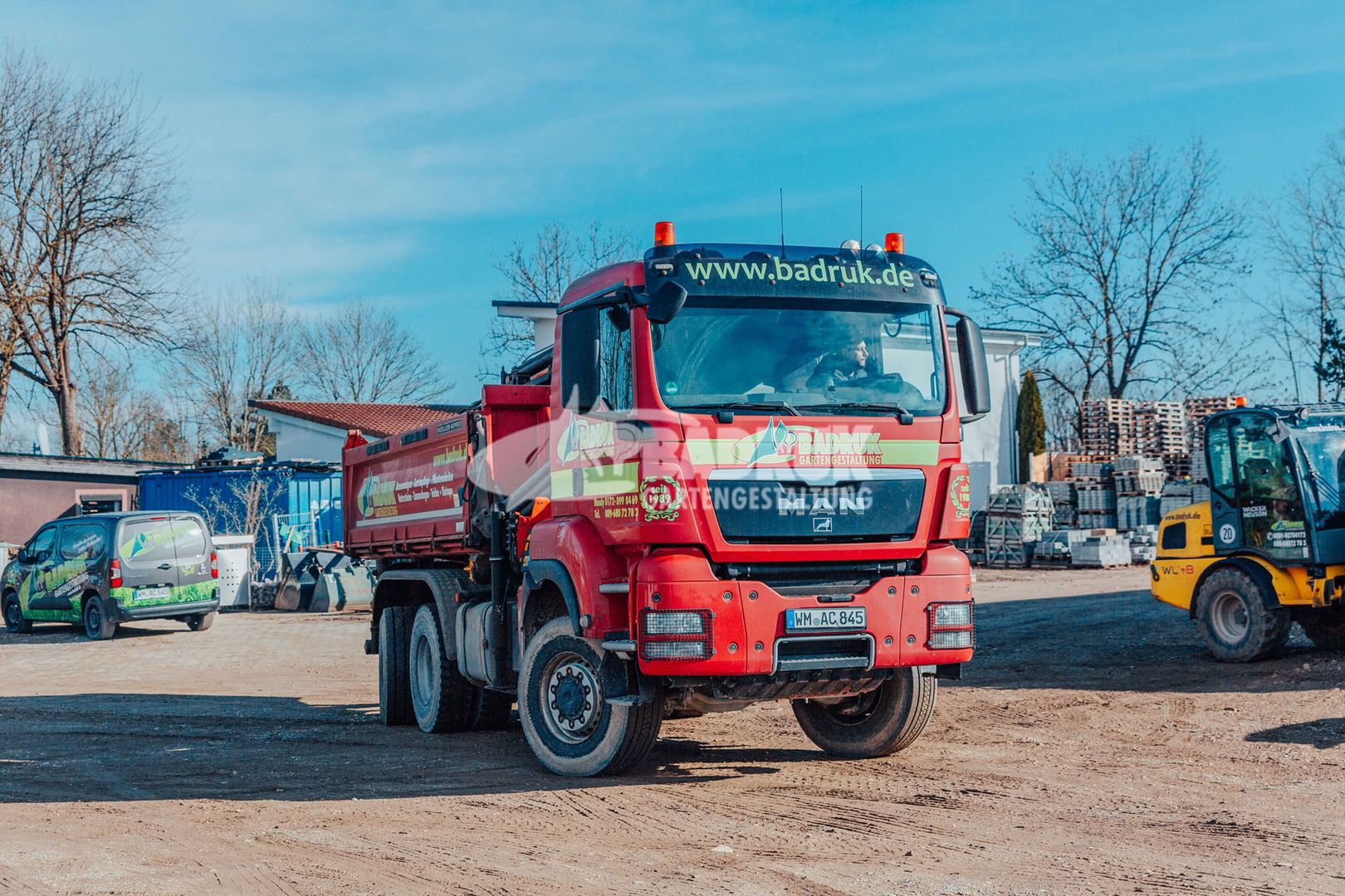 Ein roter Truck mit gelbem Kabinenteil, perfekt für Erdarbeiten und Transport.